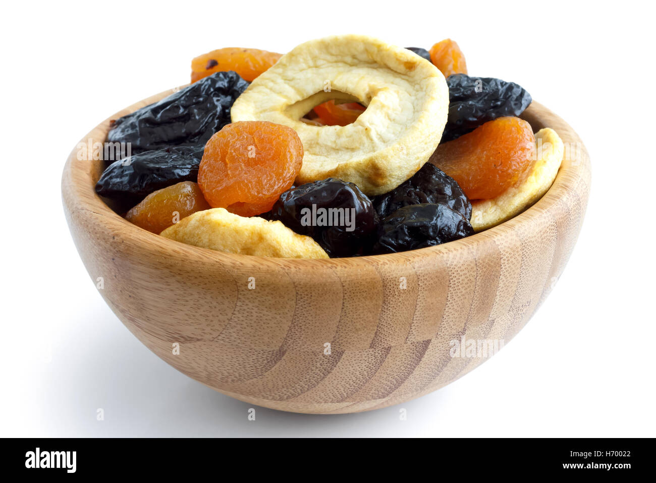 Bol en bois de fruits secs mélangés isolé sur blanc. En perspective. Banque D'Images