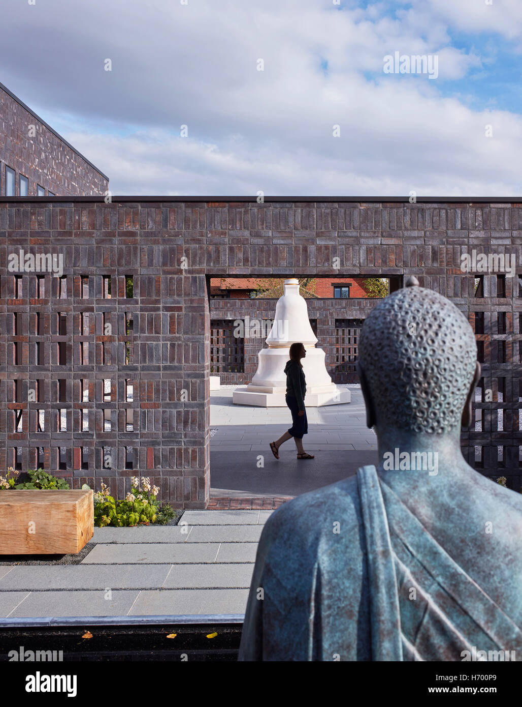 Le lien entre cours avec la figure de Bouddha. Vajrasana Retreat, Westhorpe, Royaume-Uni. Architecte : Walters et Cohen Ltd, Banque D'Images