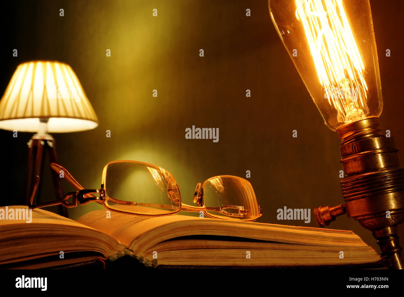 Vieux livre et verres avec vintage lampe. Style rétro. Banque D'Images