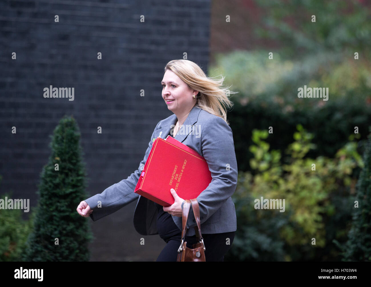 Karen Bradley,secrétaire d'État à la culture, les médias et le sport,arrive pour son premier Cabinet réunion organisée par Theresa peut Banque D'Images