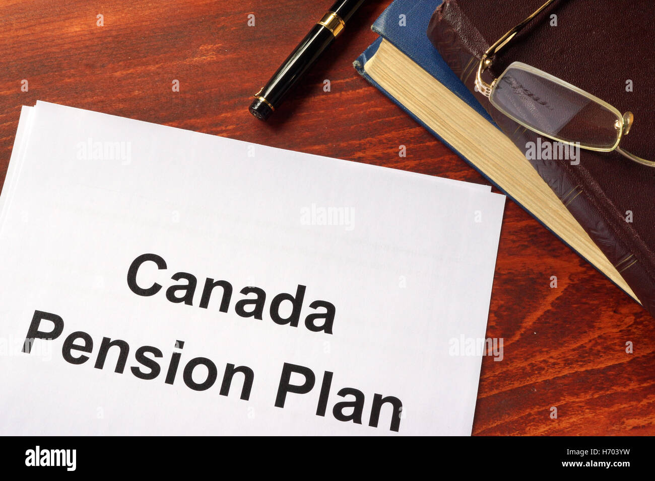 Régime de pensions du Canada Le RPC écrit sur une feuille sur une table de bureau. Banque D'Images
