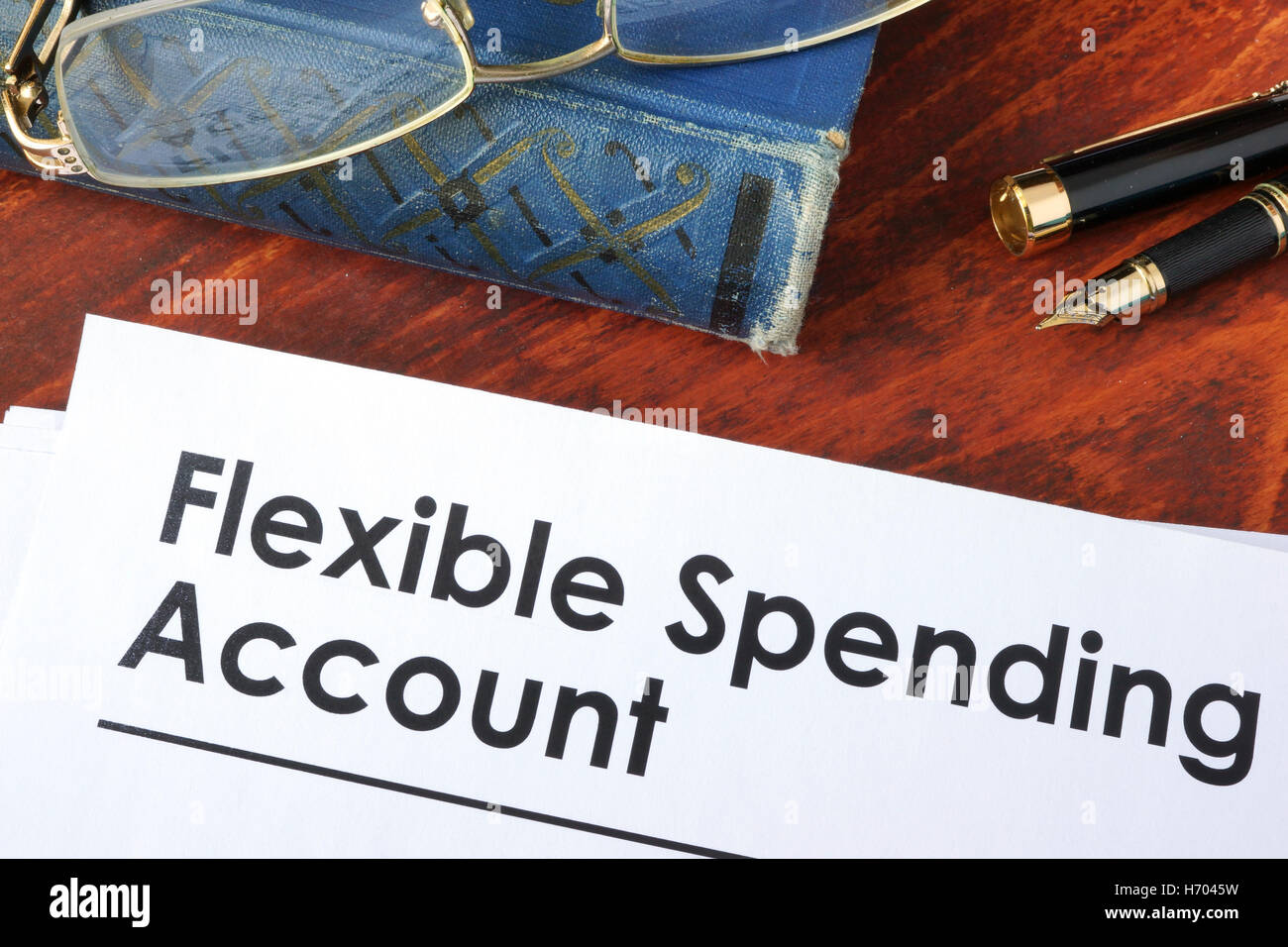 Articles avec compte de dépenses flexibles FSA sur une table. Banque D'Images