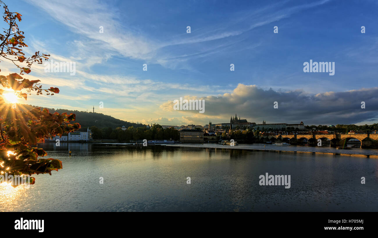 La vue de la rivière Vltava au Pont Charles et Château de Prague. HDR - high dynamic range Banque D'Images