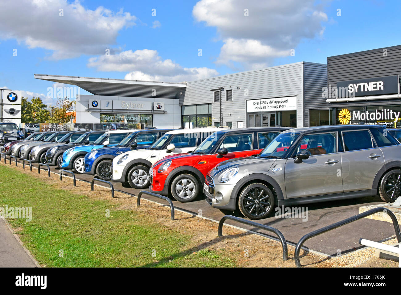 Rangée de mini-voitures BMW d'occasion à vendre sur le site des concessionnaires devant la salle d'exposition de la concession de voitures Sytner Motability Londres Angleterre Royaume-Uni Banque D'Images