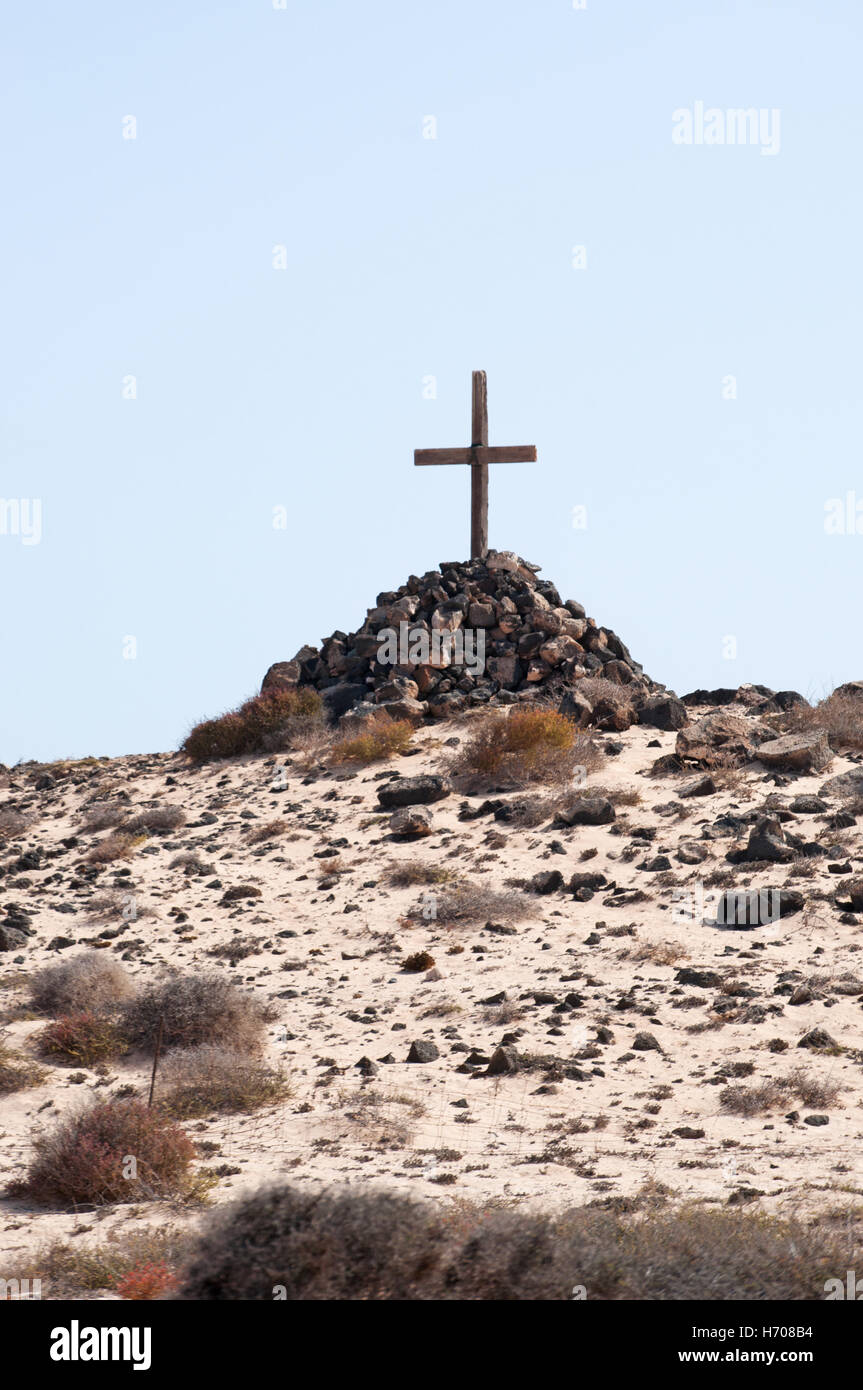 Fuerteventura, Îles Canaries, Afrique du Nord, de l'Espagne : un tombeau avec un tas de pierres et une croix en bois dans le désert près de la ville de El Cotillo Banque D'Images