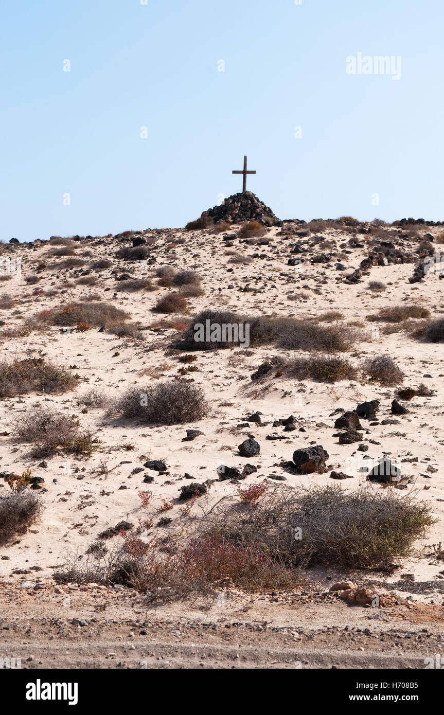 Fuerteventura, Îles Canaries, Afrique du Nord, de l'Espagne : un tombeau avec un tas de pierres et une croix en bois dans le désert près de la ville de El Cotillo Banque D'Images