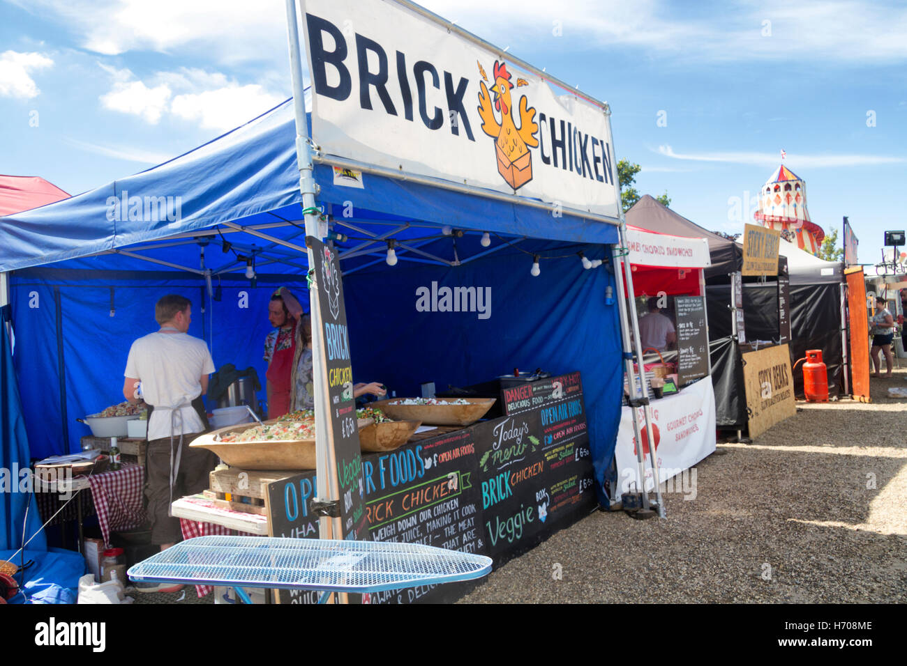 La saucisse et la bière annuel festival de musique avec ses avenues de stands de nourriture de rue, Jimmy's Farm, Ipswich, Royaume-Uni Banque D'Images