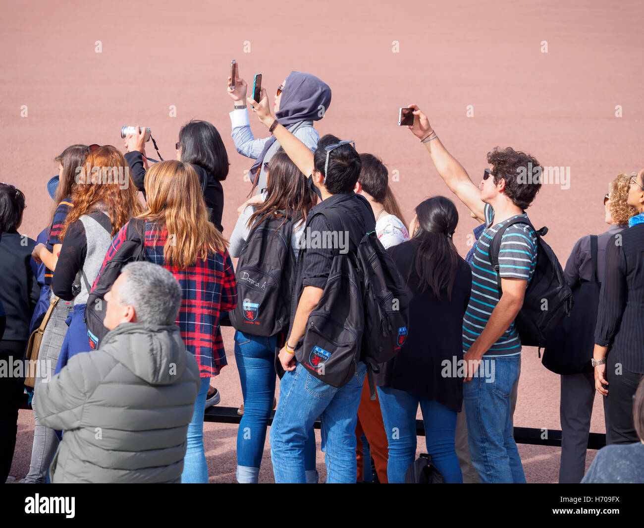 Les touristes en attente d'une parade, Londres. Les touristes de prendre des photos avec les appareils photo et les téléphones intelligents en attendant l'évolution de l'e Banque D'Images