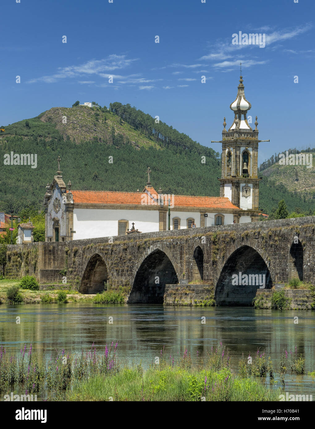 Le Portugal, le Minho district, Ponte de Lima, le pont romain, la rivière Lima et l'église de Santo Antonio da Torre Banque D'Images