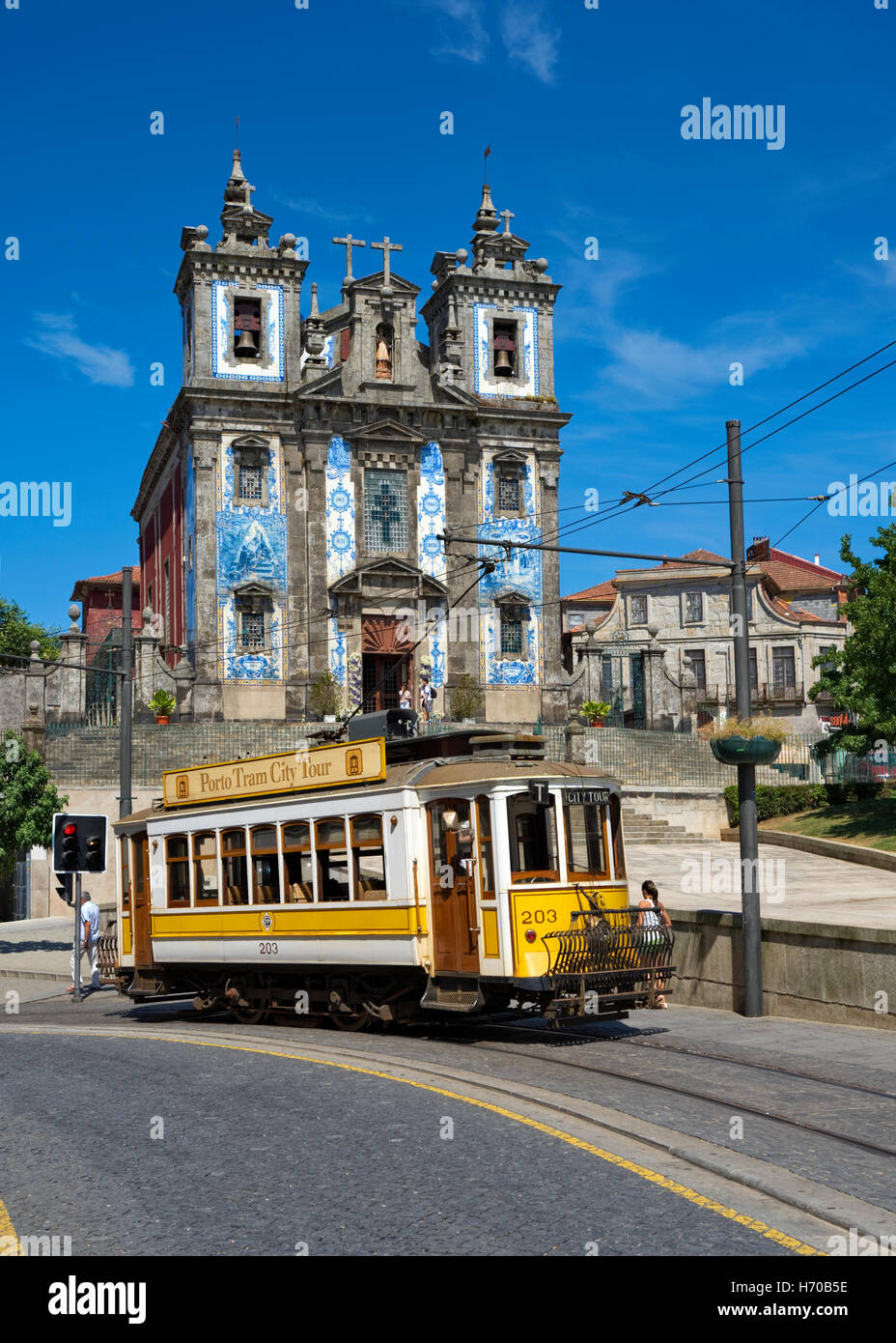 Portugal, Porto, Praca da Batalha, un tram touristique à l'extérieur de l'église Santo Ildefonso Banque D'Images