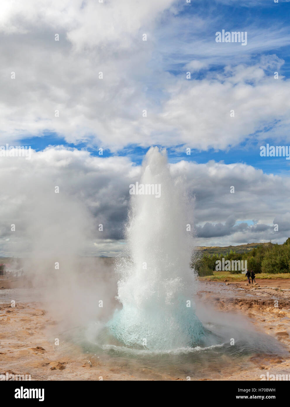 Une vue sur le Strokkur Geysir, également connu sous le nom de geyser, en Islande. Banque D'Images