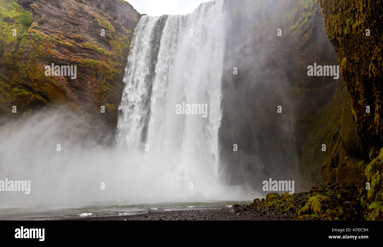 Une vue de la cascade de Skogafoss, Islande. Banque D'Images