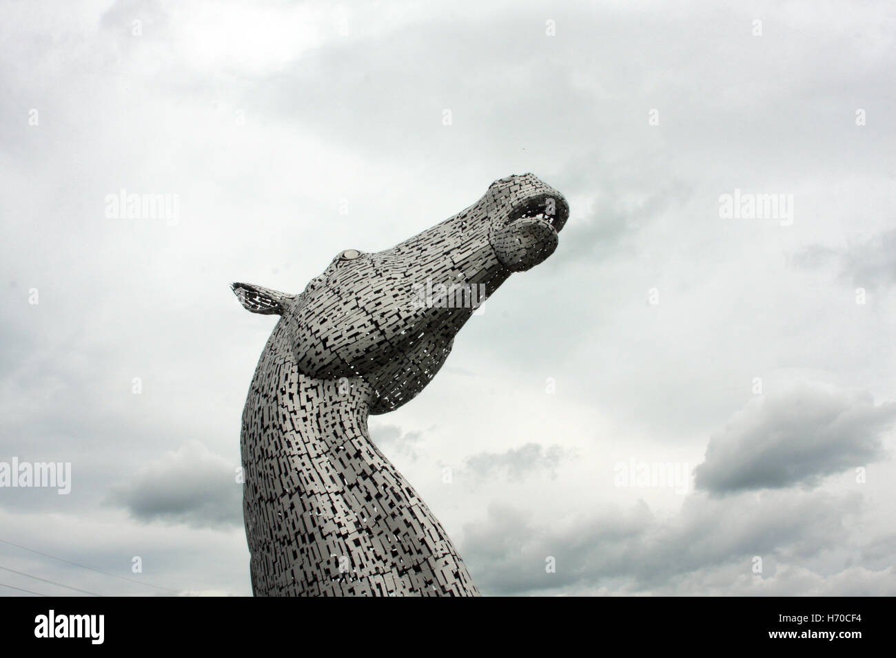 Un coup spectaculaire de l'un des immenses sculptures cheval Kelpie qui se repose dans le parc de l'hélice, Falkirk, Ecosse. Banque D'Images
