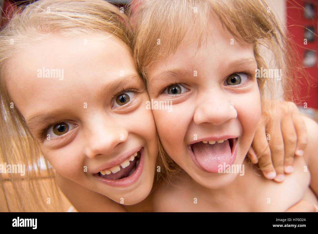Portrait en gros plan de deux filles 5 et 7 ans Banque D'Images