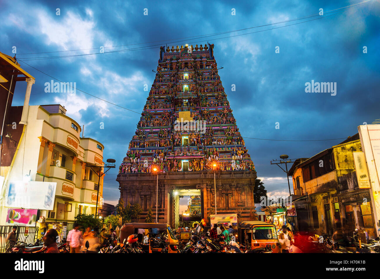 Célèbre Temple Kapaleeswarar Temple à Chennai, Tamil Nadu, Inde pendant la nuit. Entrée lumineuse avec sa vie nocturne autour de Banque D'Images