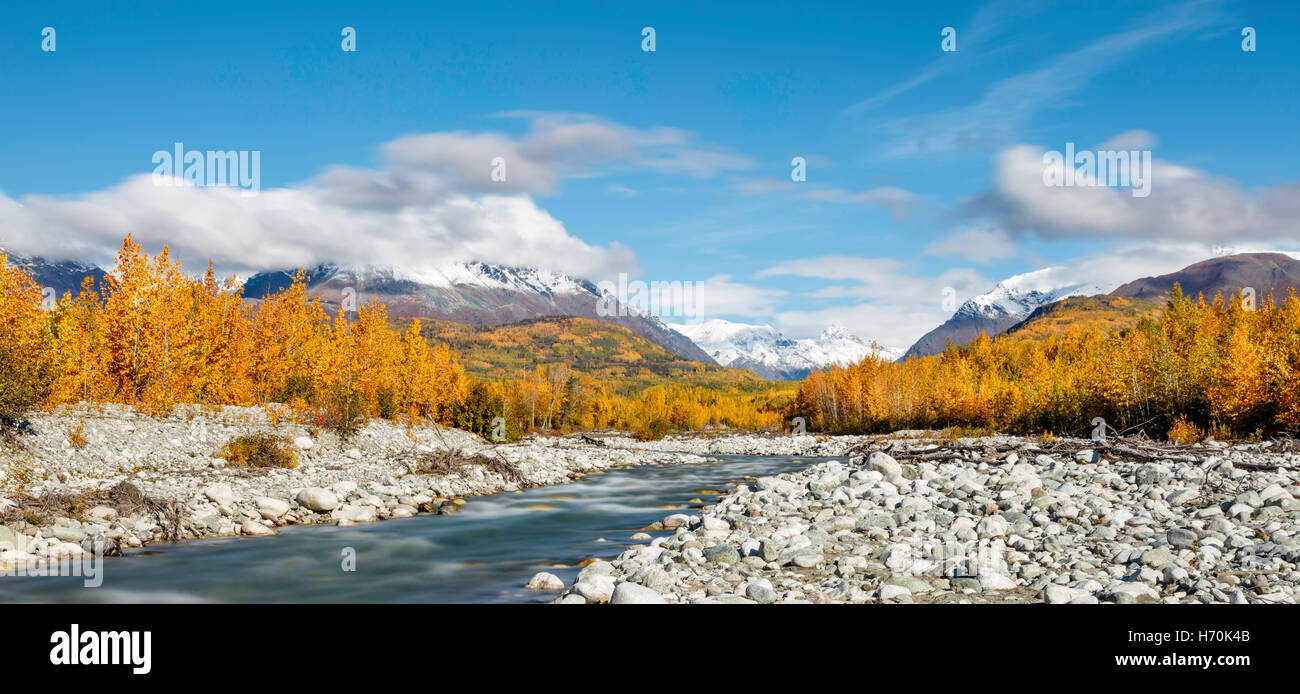 Une longue exposition de Granite Creek et Talkeetna Mountains le long de la Matanuska Valley dans le sud de l'Alaska. De l'automne. Matin. Banque D'Images