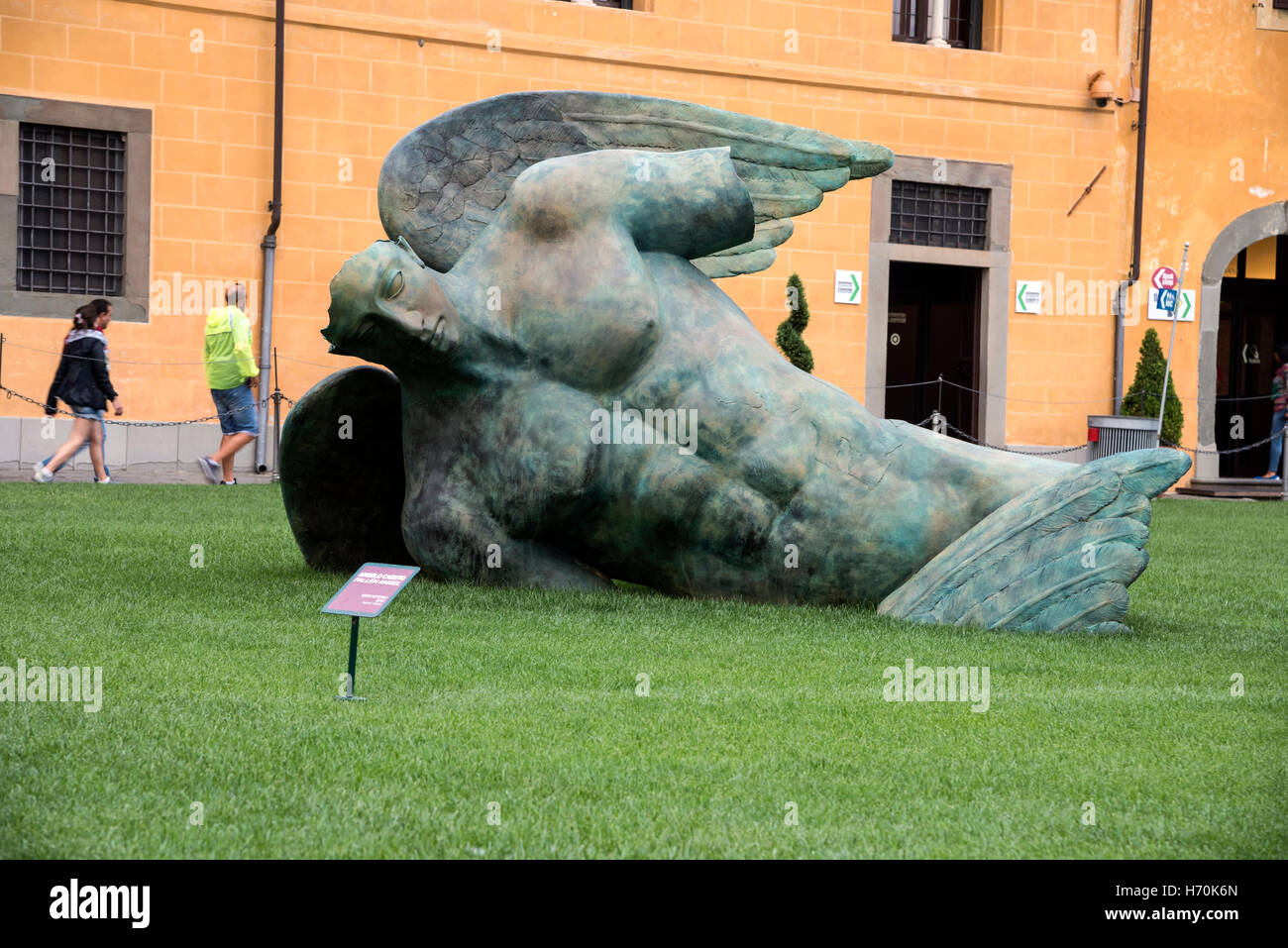 La Sculpture contemporaine par l'artiste polonais Igor Mitoraj sur la célèbre Place des Miracles, à Pise, Italie centrale, Europe Banque D'Images