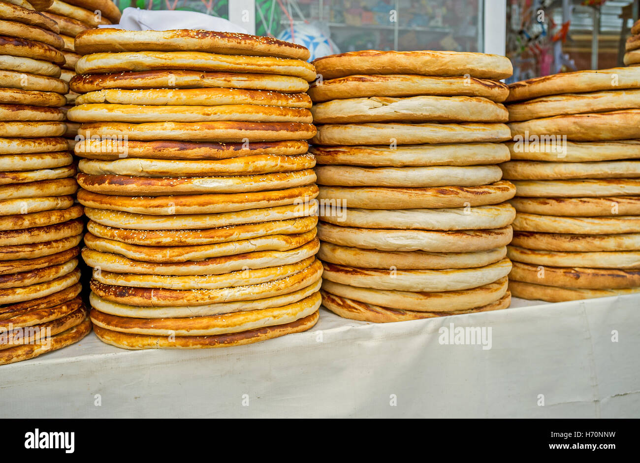 Les piles de l'lochira grillées pains plats dans le marché alimentaire de Pungan rustique, de l'Ouzbékistan. Banque D'Images