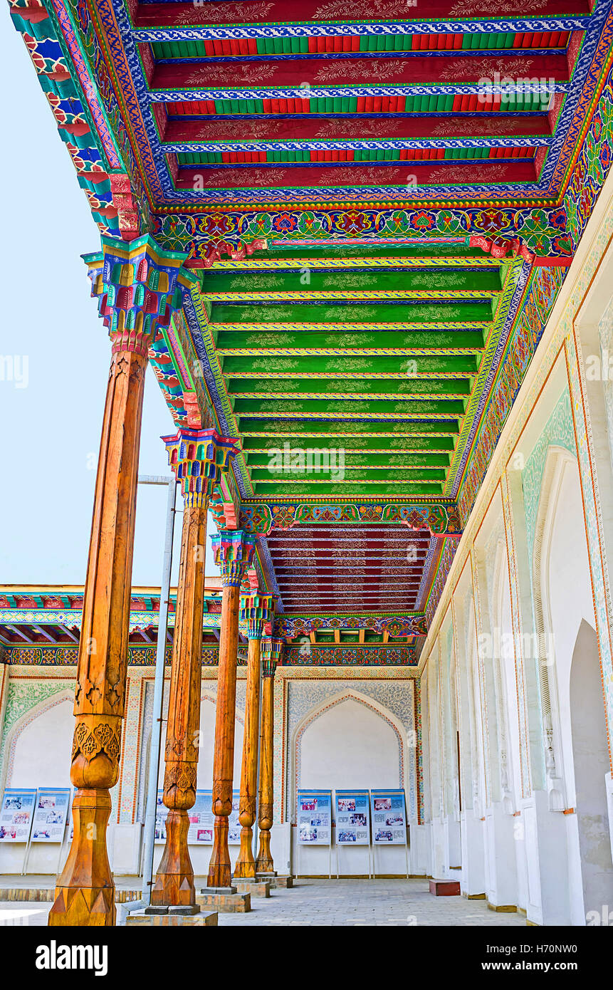 La terrasse dans la cour de Khudayar Khan Palace avec le plafond en bois coloré et minces piliers Banque D'Images