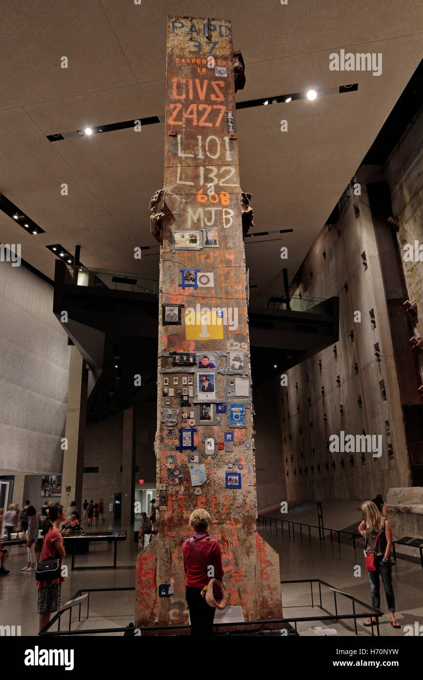 La dernière colonne du Comité permanent sur l'affichage dans le Hall de la Fondation, 9/11 Memorial Museum, New York, United States. Banque D'Images