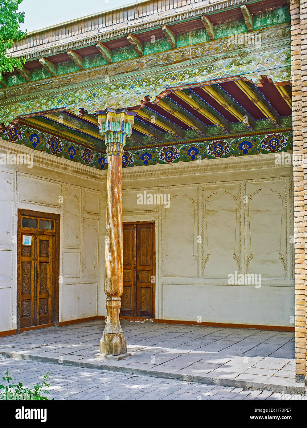 L'agréable terrasse de l'Khudayar Khan Palace décoré avec le pilier en bois et le plafond sculpté et peint Banque D'Images