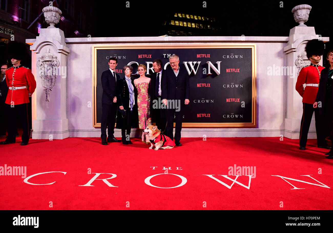 Films Et Séries Tv Avec Eileen Atkins Le cast (gauche-droite) de Matt Smith, Dame Eileen Atkins, Claire Foy,  Peter Morgan, Stephen Daldry et un corgi chien participant à la Couronne en  première mondiale au cinéma Odéon, Leicester Square, Londres