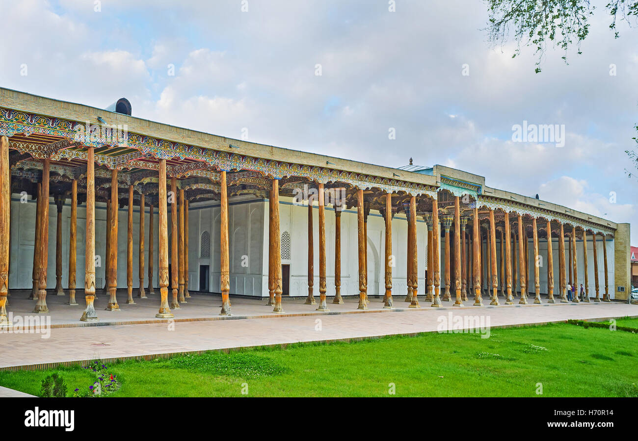 La mosquée Jami est célèbre pour la magnifique iwan avec les nombreux piliers de bois, Kokand, Ouzbékistan. Banque D'Images
