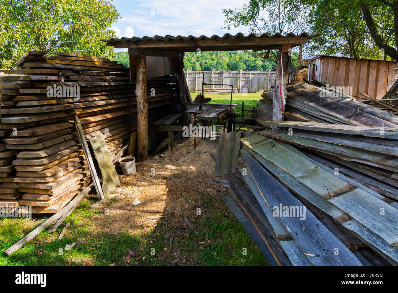 La machine fait maison pour le sciage de bois et d'autres matériaux à la maison Banque D'Images