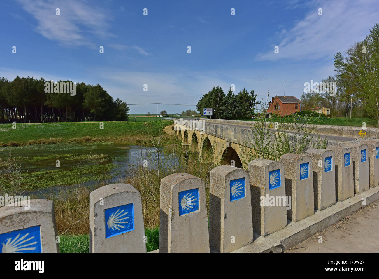 Pont sur le Rio Ucieza sur le Camino de Santiago de Compestela en Espagne. Banque D'Images