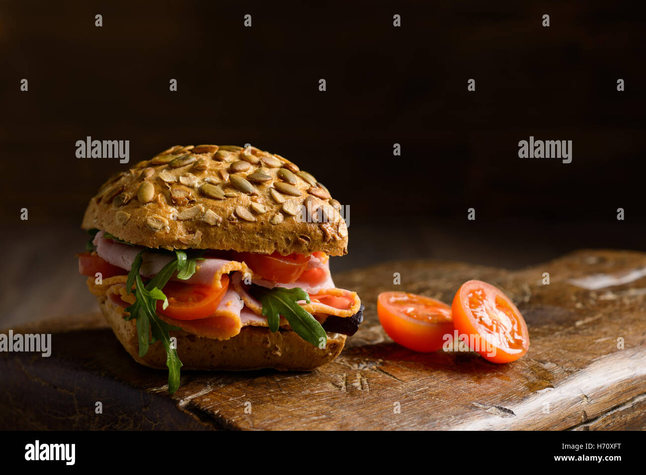 Salade de jambon sur rouleau conseil rustique avec éclairage créatif Banque D'Images