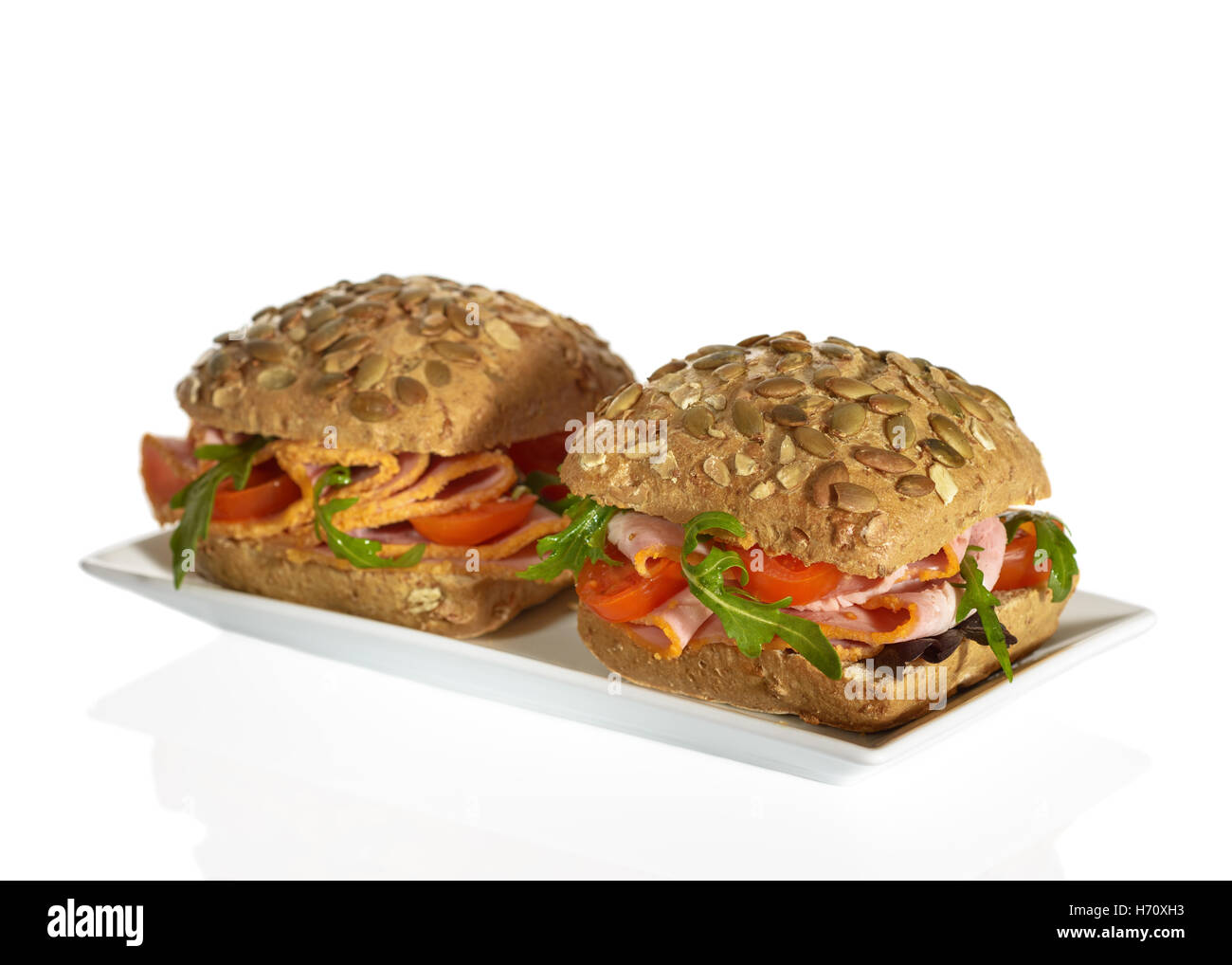 Salade de jambon roule sur un fond blanc Banque D'Images