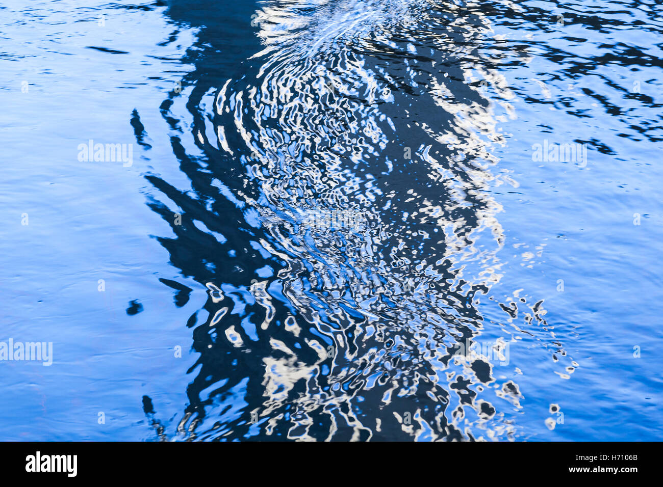 Résumé arrière-plan flou texture, surface de l'eau avec reflets colorés motif ripple Banque D'Images