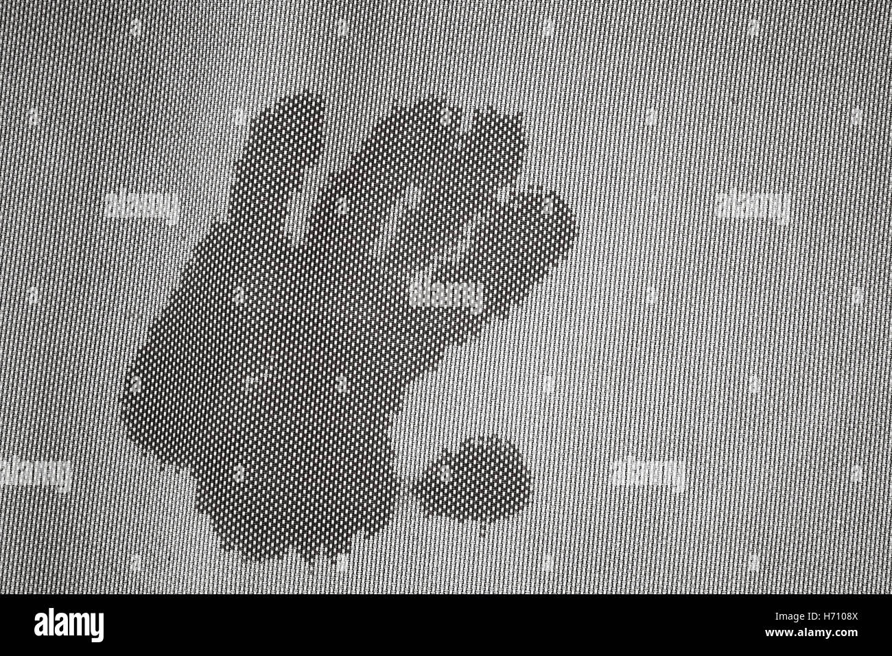 Handprint humide sur la surface du tissu congelé gris Banque D'Images