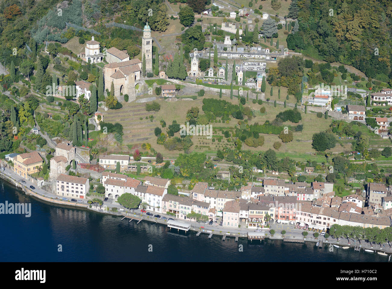 VUE AÉRIENNE. Ville pittoresque de Morcote, au bord du lac. Lac de Lugano, Canton du Tessin, Suisse. Banque D'Images