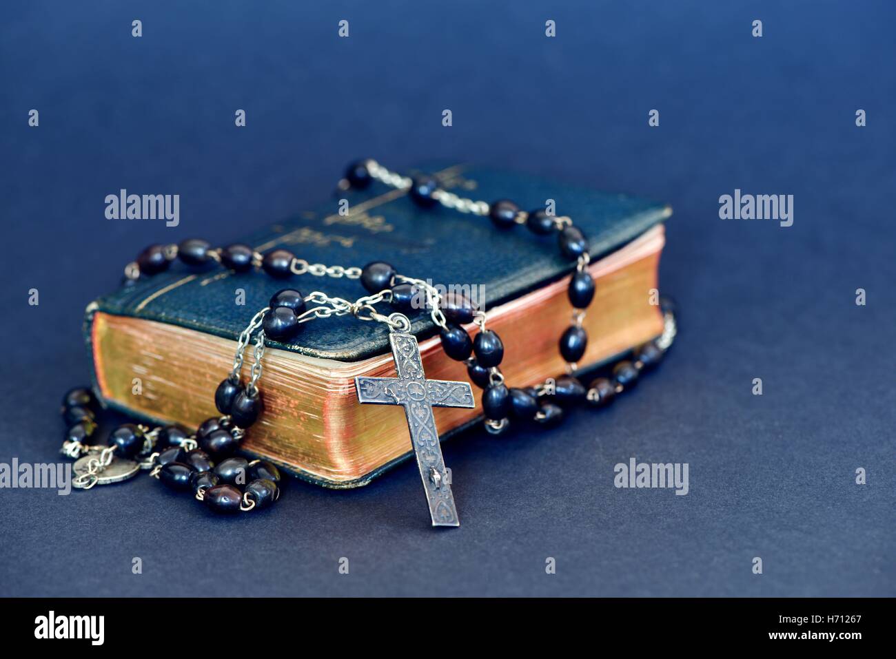 Sainte Bible ancienne avec une vieille croix d'argent Banque D'Images