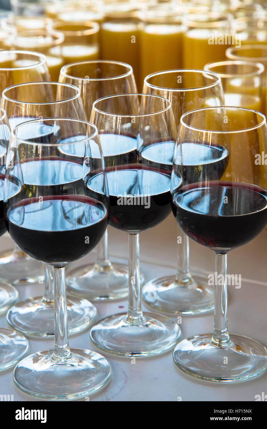 Verres de vin rouge et le jus d'orange à l'attente de l'événement à table Banque D'Images