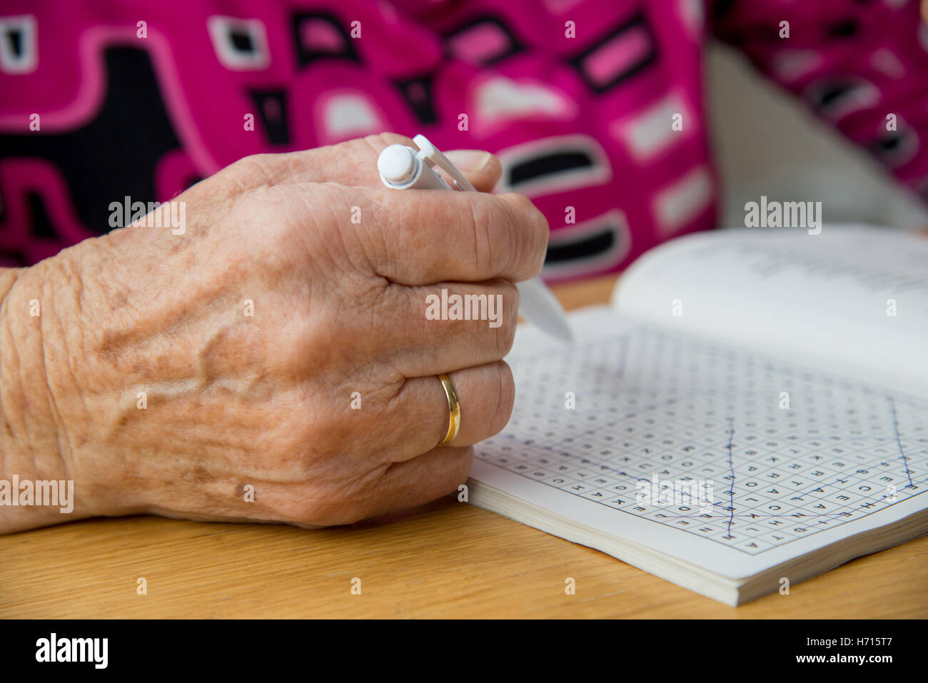Vieille Femme étrange à table Banque D'Images