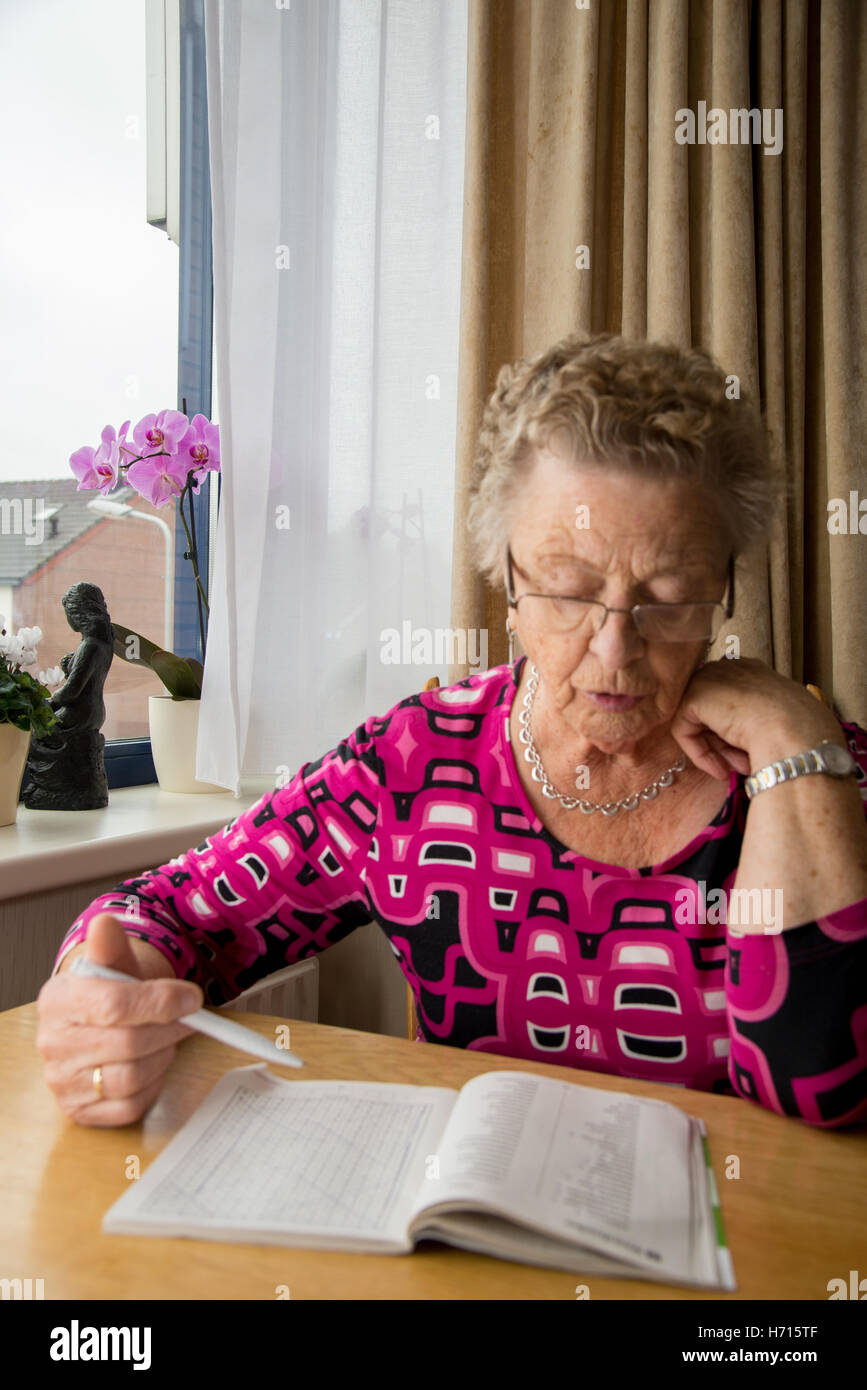 Vieille Femme étrange à table Banque D'Images