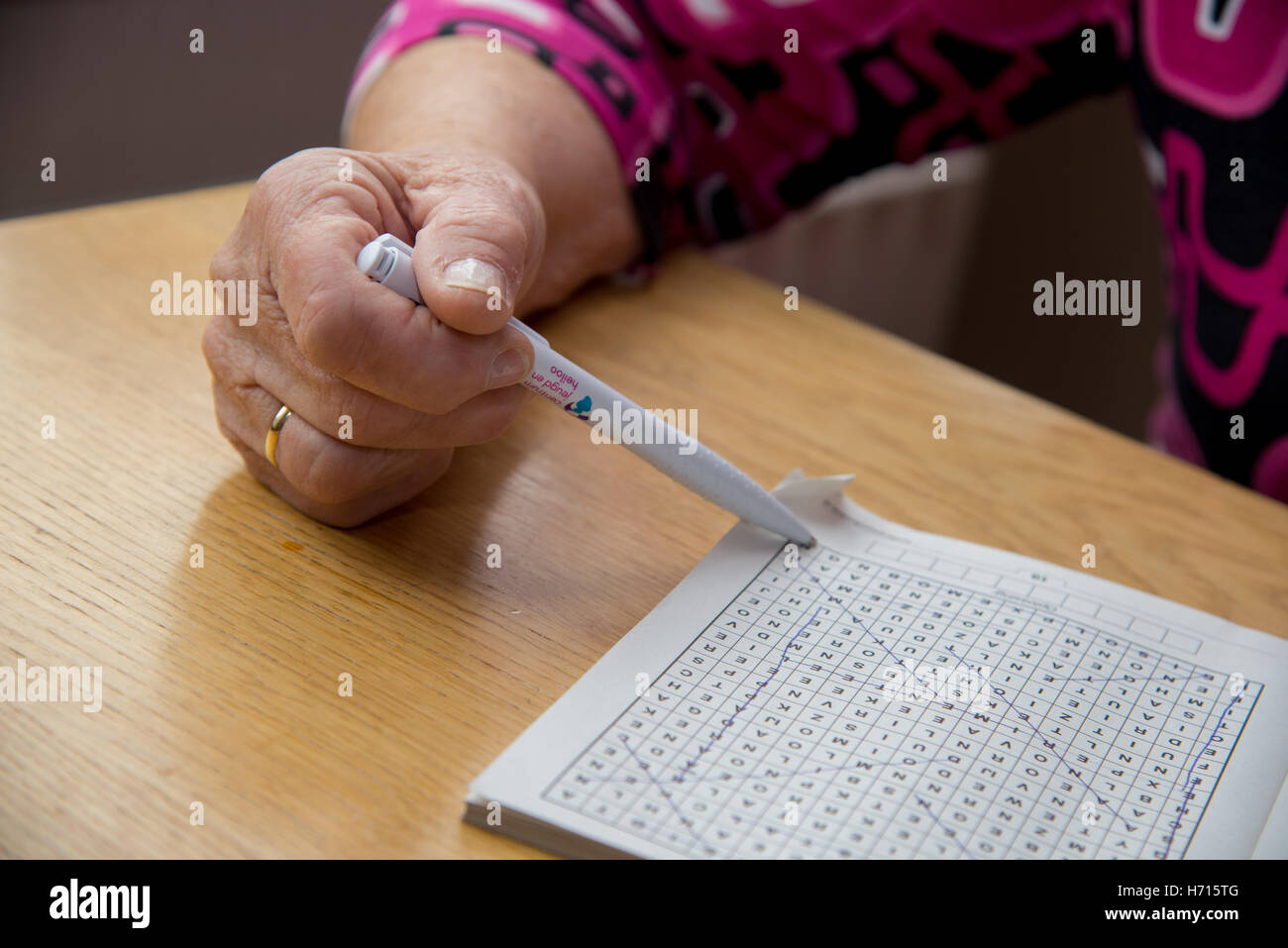 Vieille Femme étrange à table Banque D'Images