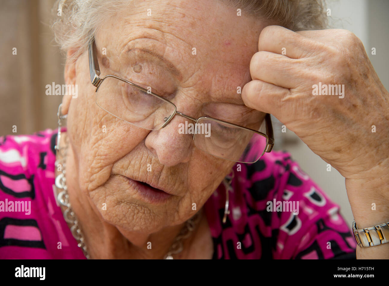 Vieille Femme étrange à table Banque D'Images