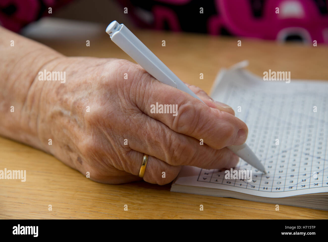 Vieille Femme étrange à table Banque D'Images