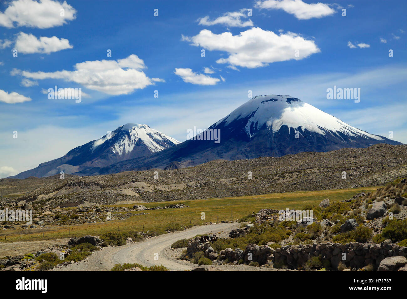 Vue panoramique du groupe volcanique. Payachata au groupe volcanique de Lauca, Chili Banque D'Images