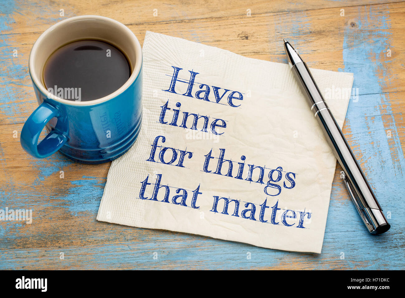 Le temps pour ce qui compte - écriture sur une serviette avec une tasse de café expresso Banque D'Images