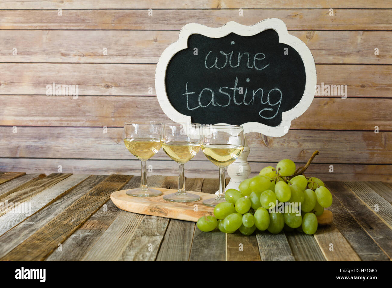 Vin blanc vol avec tableau signe et raisins Banque D'Images