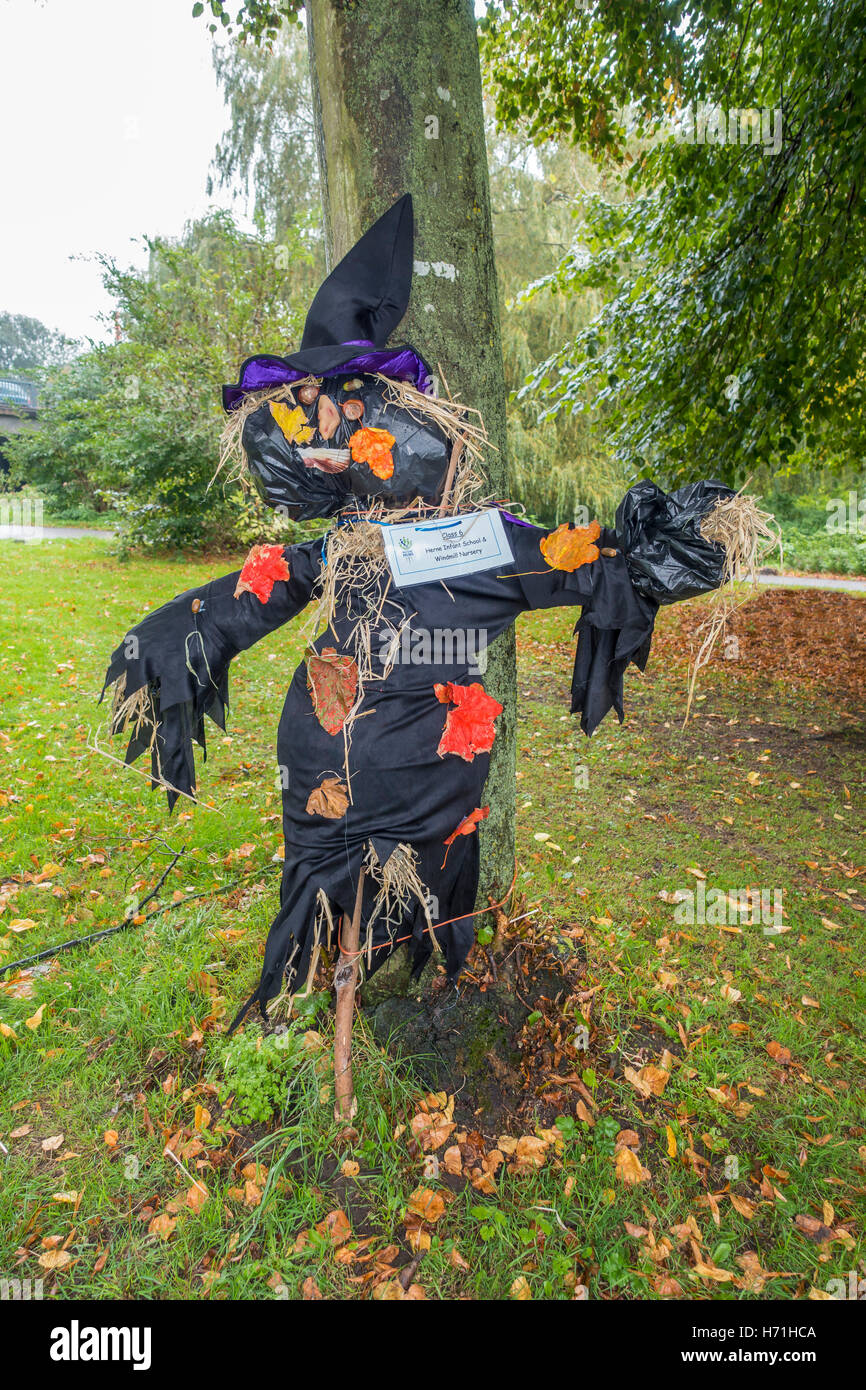 Concours d'épouvantails sorcière Halloween Banque D'Images
