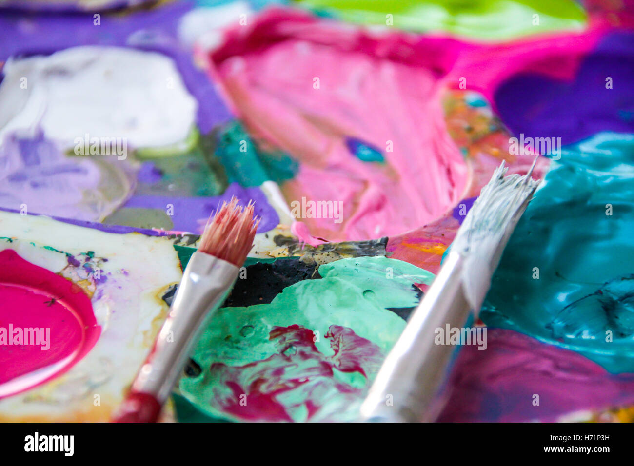 Photographie d'une palette d'art avec de la Peinture et pinceaux Banque D'Images