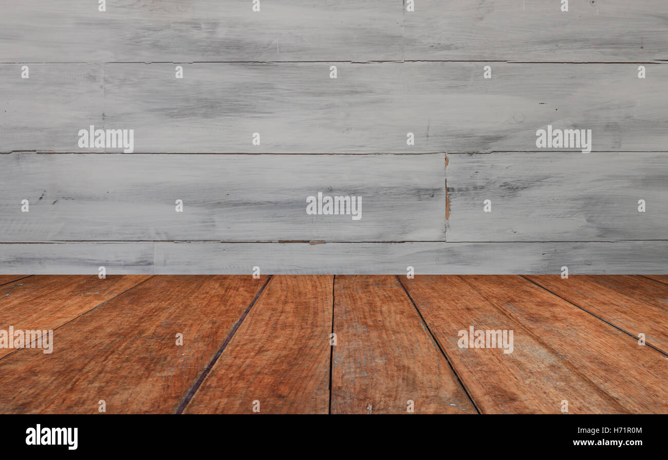 Table en vue de la paroi en bois blanc, fond stock photo Banque D'Images