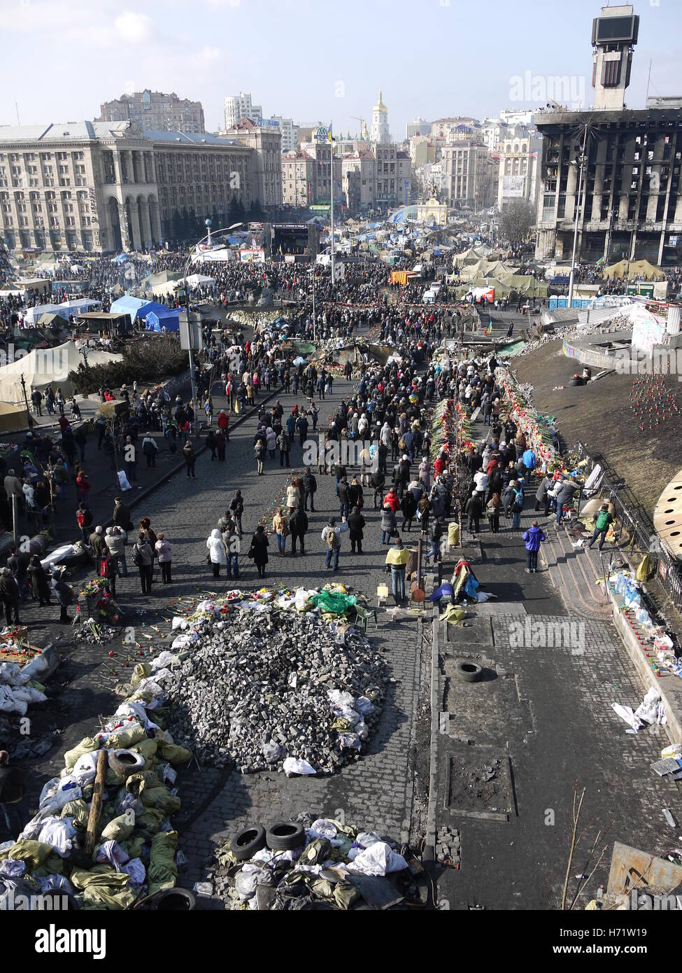 Les gens se rassemblent sur la place de l'indépendance (Maidan) à Kiev, quelques jours après la révolution de février 2014 Banque D'Images