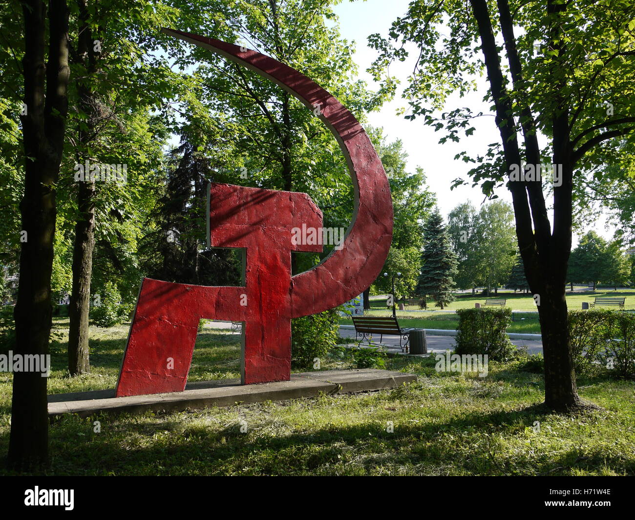 Monument soviétique avec le marteau et la faucille de rester dans Krasnoarmeyisk (armée rouge), une petite ville de l'Est de l'Ukraine Banque D'Images