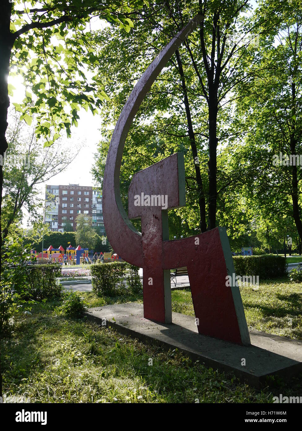 Monument soviétique avec le marteau et la faucille de rester dans Krasnoarmeyisk (armée rouge), une petite ville de l'Est de l'Ukraine Banque D'Images